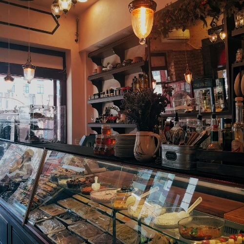 Grocery store delis may be one of the healthy choices for one-person meals in Hemet & San Jacinto.